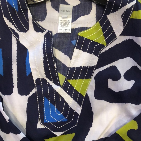 Low neck carton top with large design top! - Picture 5 of 6